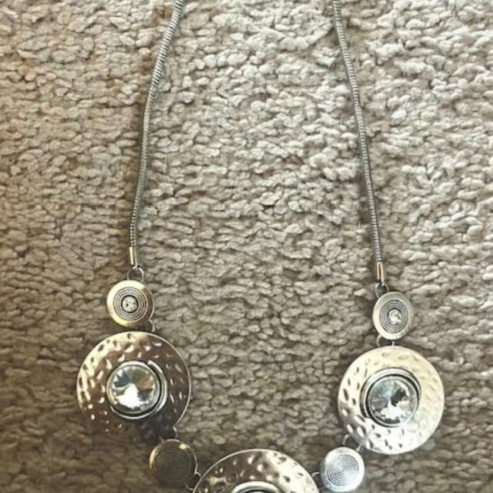 Large Rhinestone Silver Jewelry NECKLACE - Picture 3 of 3